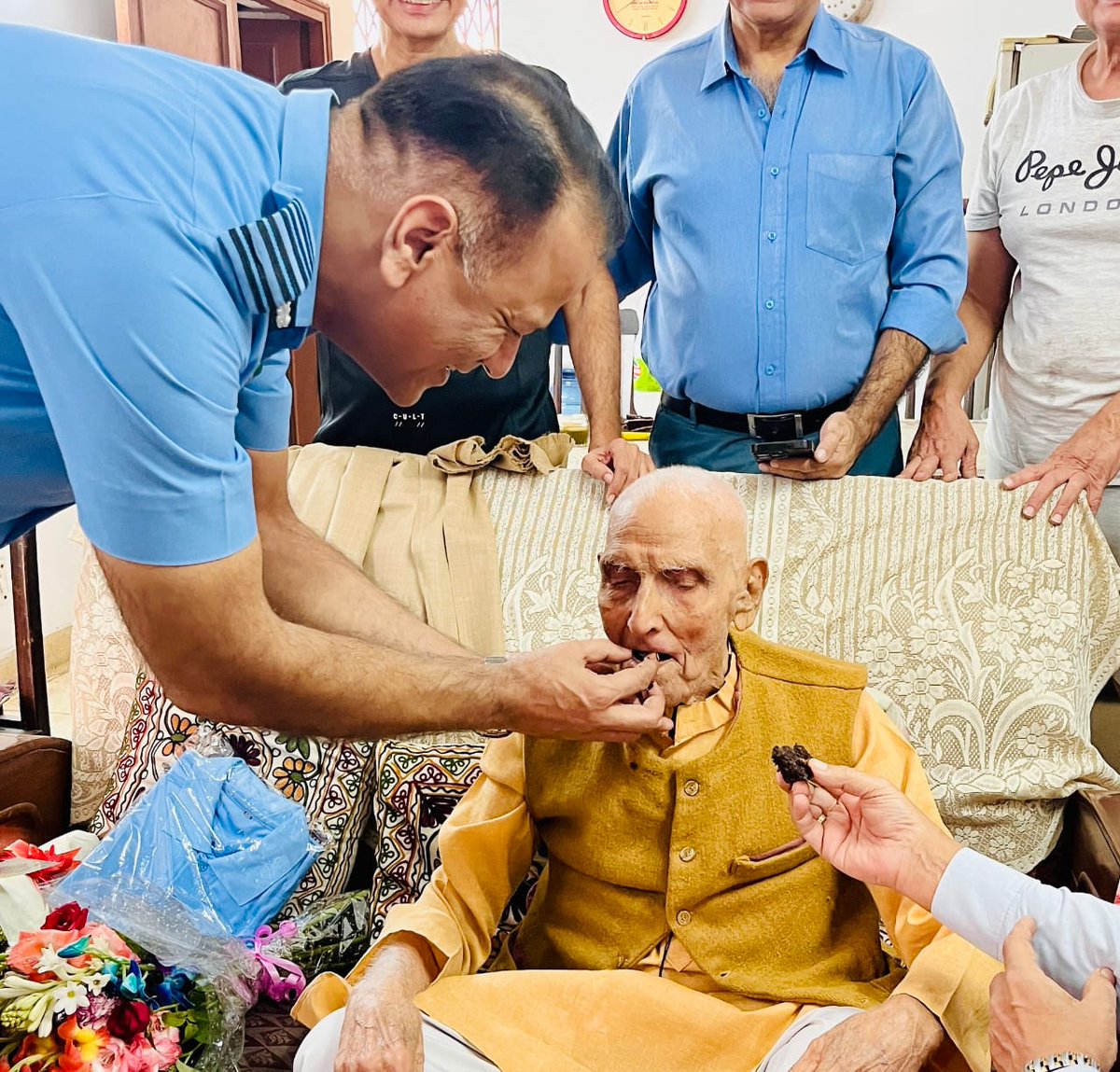 AirForceAssoci1's tweet photo. Sqn Ldr Ved Prakash (Retd) who has completed 100yrs of milestone on 10 Oct 25. Gp Capt A Kapur (Retd) Secretary, HFL NK Chhabra (Retd) Jt Secy from AFA and Gp Capt Prabodh Shukla (Met) and JWO Nitin Kumar from IAF visited his residence and greeted him on his 100th birthday. https://t.co/Dc1hsyCEDJ