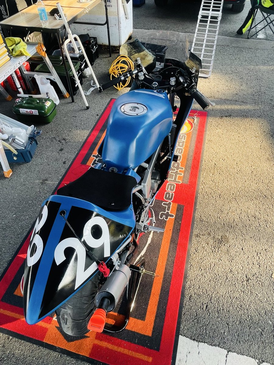 初めてまともにNSR50で走ったけど
難しい😓パワーバンド外したら終わり

グロムの2秒落ち😭

リアサスも死んでて乗りにくいから
社外検討かな？