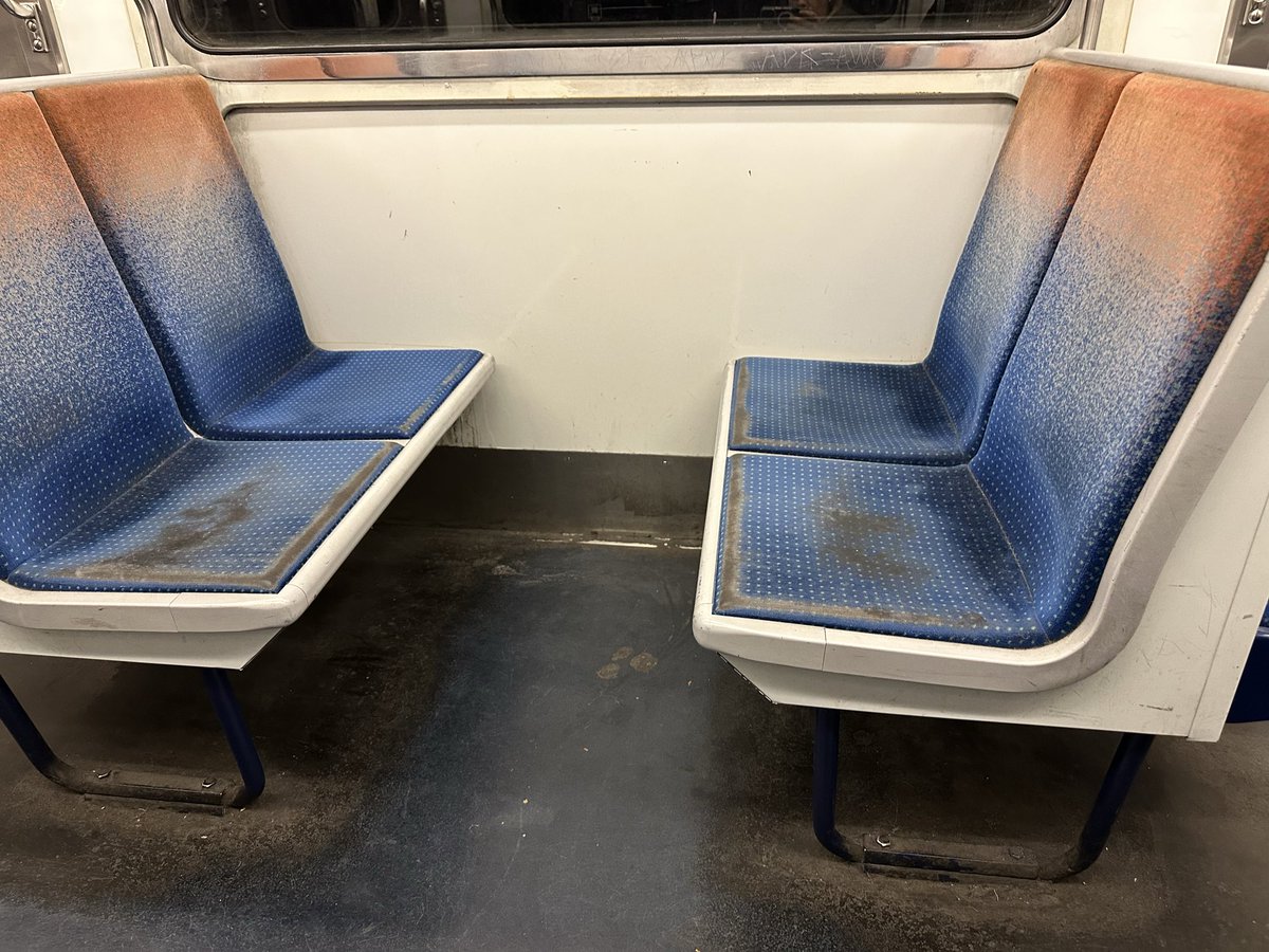 fleurdailleurs's tweet photo. @ClientsRATP @RATPgroup @Ligne10_RATP  les voyageurs n’arrivent plus à s’assoir sur ces sièges. Il est peut-être temps de les réaménager. C’est inadmissible de payer aussi cher pour un service calamiteux. 
PS: pas la peine de vous dire d’éviter le tissu. pas très hygiénique https://t.co/I374vwNER8