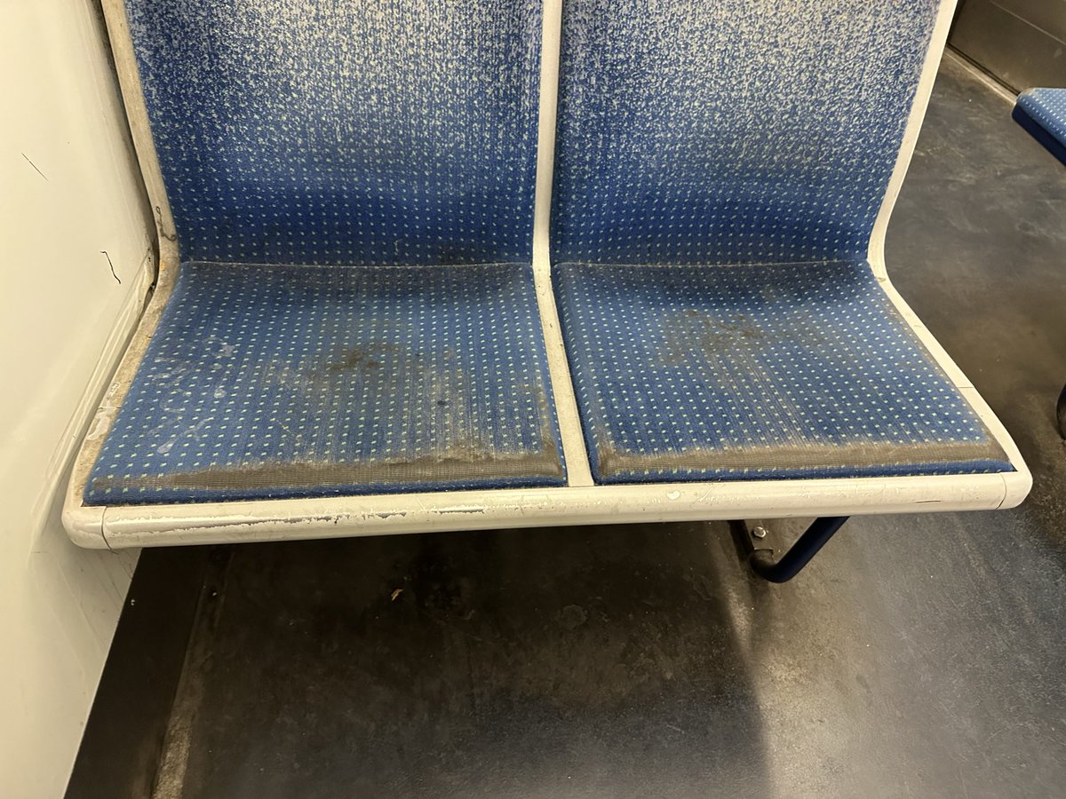 fleurdailleurs's tweet photo. @ClientsRATP @RATPgroup @Ligne10_RATP  les voyageurs n’arrivent plus à s’assoir sur ces sièges. Il est peut-être temps de les réaménager. C’est inadmissible de payer aussi cher pour un service calamiteux. 
PS: pas la peine de vous dire d’éviter le tissu. pas très hygiénique https://t.co/I374vwNER8
