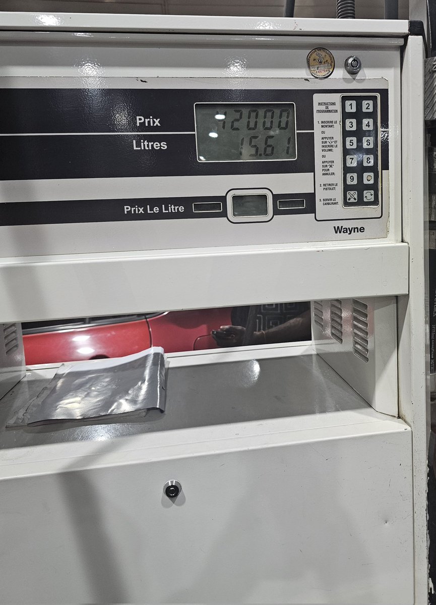 🇨🇩 Avec mes 20 USD, hier soir je me suis approvisionné en carburant au taux de 2 100 FC à l'une des stations Total, 42 000 FC.
Espérons que cette appreciation de la monnaie nationale face au USD aura une repercussion positive sur le prix au marché sur tous les produits afin de