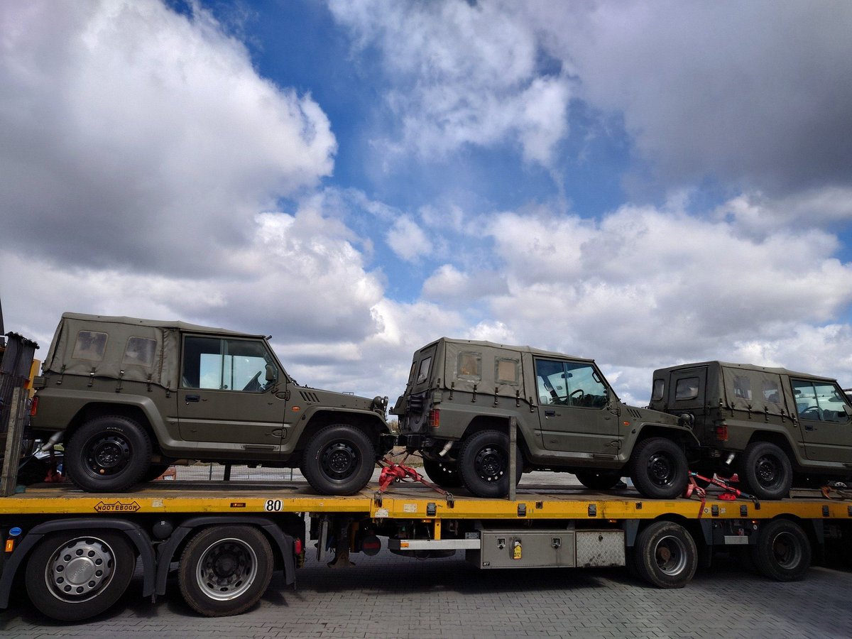 自2022年3月以来，日本向乌克兰提供了财政、人道主义和其他援助，总额超过120亿美元。

日本除了接纳了数千名乌克兰难民外，还援助了防弹衣、食品和药品等非进攻性物资。还包括提供了100多辆轻型运输车辆。

日本还提供了军事技术援助，但具体内容严格保密。