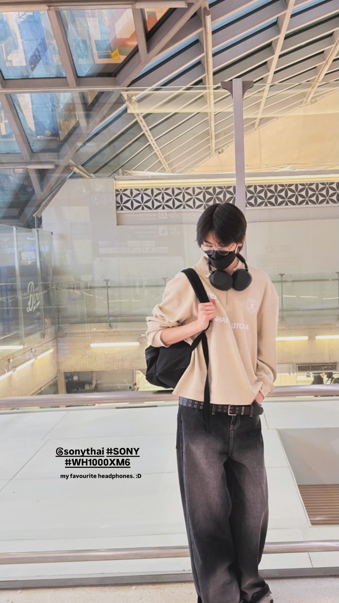 S_Ploy_19's tweet photo. เอเอกับ headphones เข้ากันมาก ดูมีลุคของคนชอบฟังเพลง จนจะหัดทำเพลงเองได้
แล้ว accessories นี้ทั้งเสริมลุคให้ดูเท่ๆคูลๆ แต่ก็ใช้ได้จริง เท่สุดๆ
#SonyThai #WH1000XM6 https://t.co/Jgyz9R8wtn