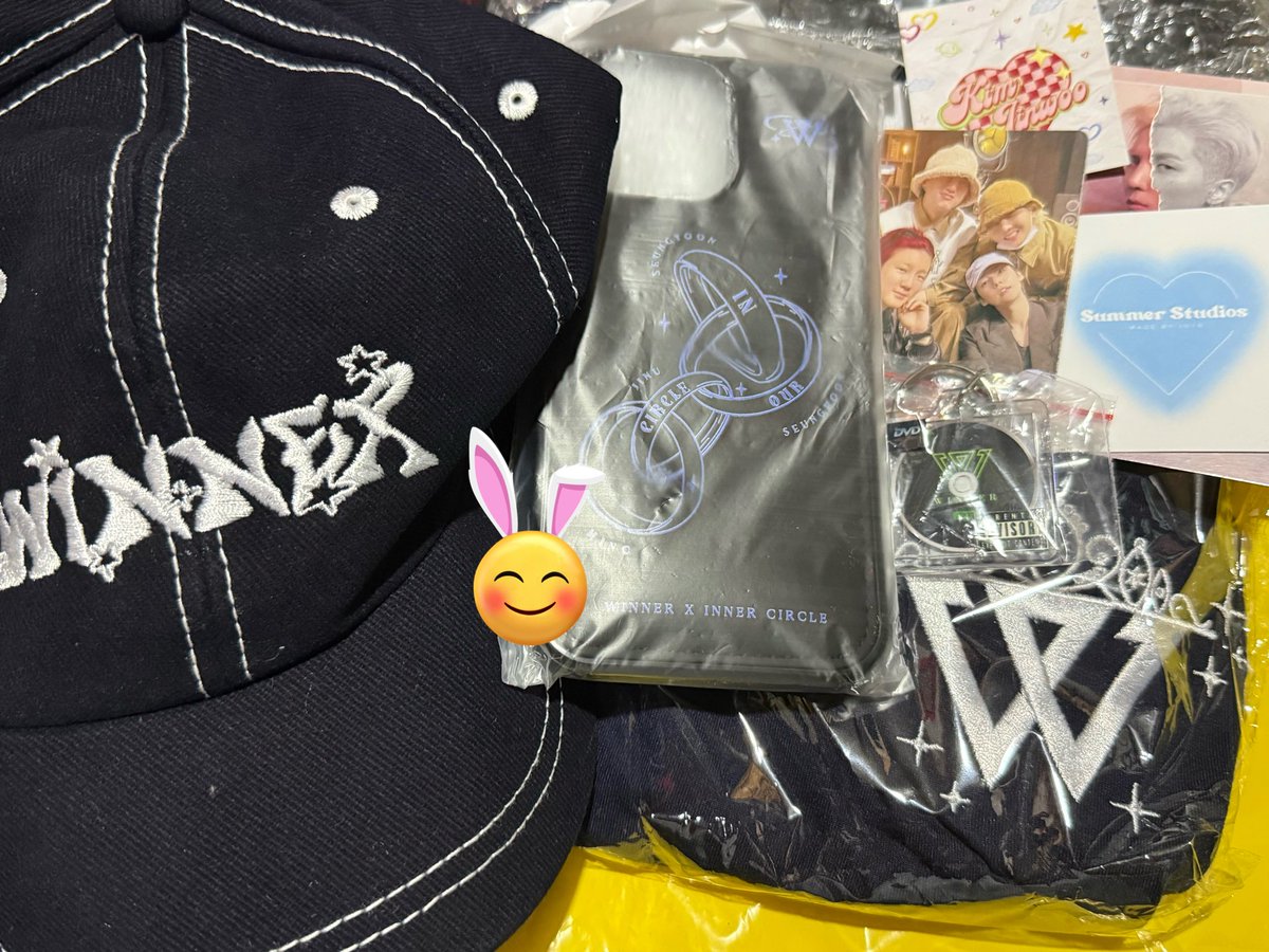 PHiNEdara21's tweet photo. Worth it naman ang pag antay for almost 2 months. Ang ganda talaga ng merch as always ng @summerstudios__ . 🥹💙
#WINNER #위너 https://t.co/i47OxLpTdg