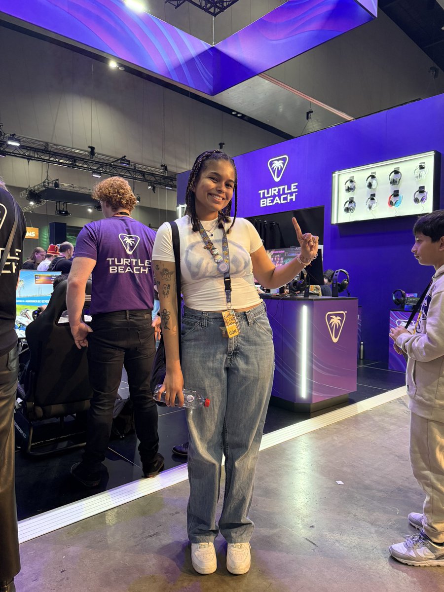 lavabun_'s tweet image. during @PAXAus weekend, @TurtleBeach kindly invited me to check out their booth and to also try out the game rock band with @AMChoonTweets ! their gear is so cool and i realised i have bad eye and hand coordination LMAO

thanks for having me 💜 #turtlebeachPAXAUS