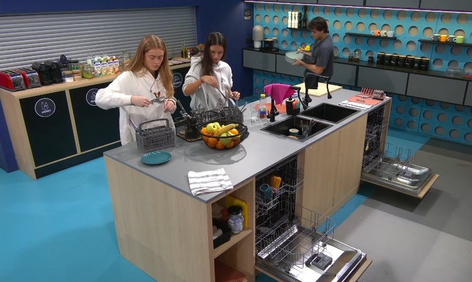 Marinarmf1045's tweet image. Tinho, Claudia y Olivia sacando y colocando los dos lavavajillas, por si luego actúa la policía de la limpieza
#OTDirecto13O