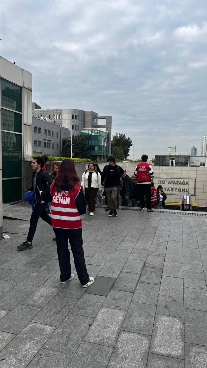 İTÜ Ayazağa Kampüsü'nde yeni açılan Seyr-i Restoran isimli şirketin HÜDA-PAR ve Hizbullah'la bağlantıları, şeriatçı yapıların kampüslerimize sinsice sızmaya çalıştığını gösteriyor.

Bu gerici çetelerin kampüslerimizde bizlerin üzerinden para kazanmasına izin vermeyeceğiz!