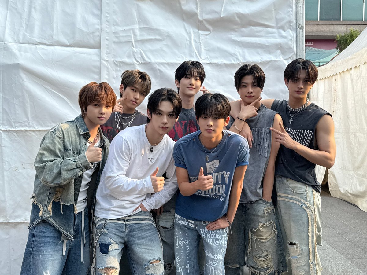 Kpop_Herald's tweet image. .@YOUNITE_offcl made its India debut at Rang De Korea 2025 on Oct. 11 in Delhi, thrilling #YOUNIZ with live performances, fan interactions and sightseeing. From enjoying local curries to exploring Indian music, the group fully immersed themselves in the culture.
#YOUNITE #BOMBA…