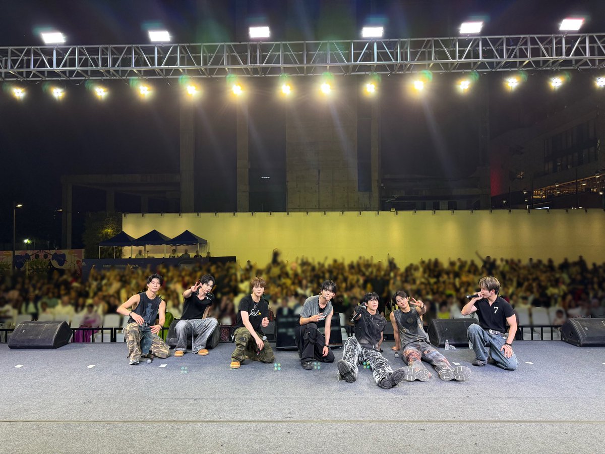Kpop_Herald's tweet image. .@YOUNITE_offcl made its India debut at Rang De Korea 2025 on Oct. 11 in Delhi, thrilling #YOUNIZ with live performances, fan interactions and sightseeing. From enjoying local curries to exploring Indian music, the group fully immersed themselves in the culture.
#YOUNITE #BOMBA…
