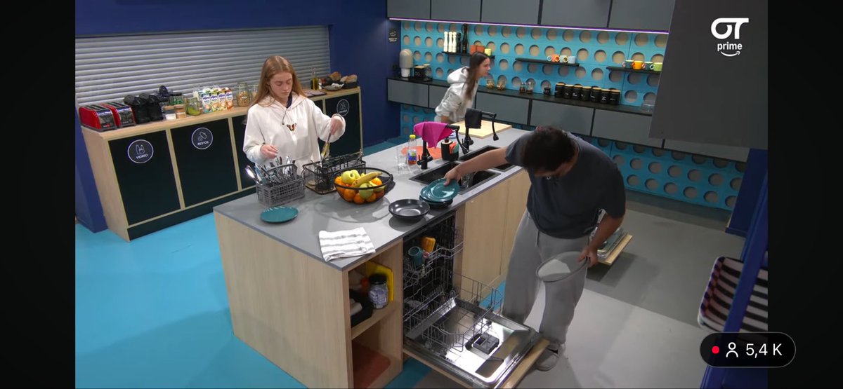rarebymj's tweet image. Claudia, Olivia y Tinho sacando el lavavajillas #OTDirecto13O