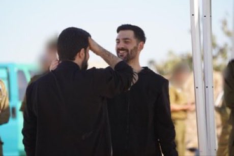 🇮🇱🇵🇸 | #ÚltimaHora Hamás entregaba hace un rato a los siete primeros rehenes israelíes a Cruz Roja. Hace escasos minutos acaba de entregar a los otros 13 supervivientes. Son todos hombres. Ninguna mujer ha sobrevivido.