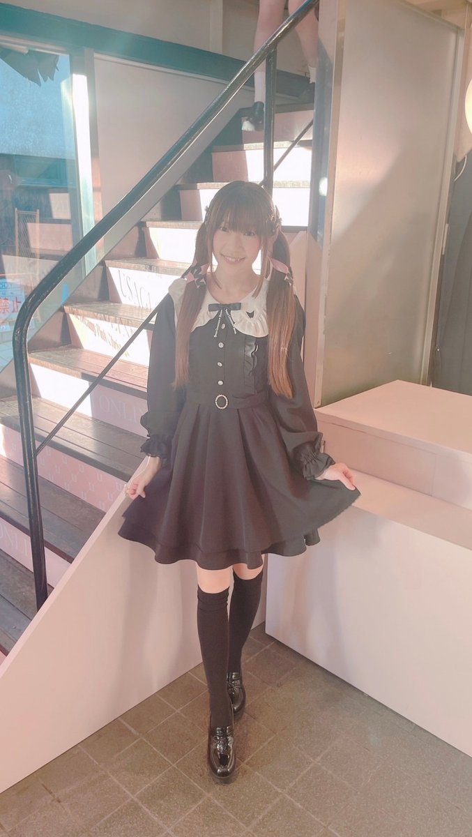 髪切るまえの。
かおりにしてはめずらしい、
ぢらいけい(地雷系)ファッションのおふしょっとだよ👿💜
これもすき🖤？