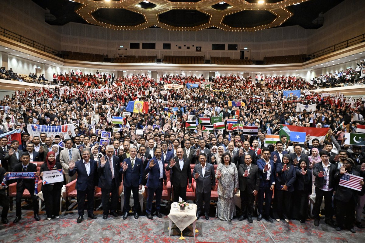 iFUTURE 2025: YAB PERDANA MENTERI TEKANKAN ASPEK ILMU, NILAI DAN KEADILAN SEBAGAI TERAS PEMBINAAN MALAYSIA MADANI

Baca lanjut di : facebook.com/share/p/17DXqE…

<a href="/ZambryOfficial/">Zambry Abd Kadir</a> <a href="/MustaphaSakmud_/">MustaphaSakmud</a> 

#RancakkanMADANI
#MADANIbekerja
#MalaysiaMADANI