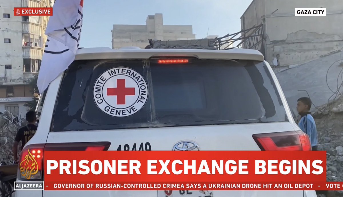 In questi momenti sta avvenendo il primo scambio tra ostaggi israeliani e prigionieri palestinesi dalla fine delle ostilità. Il Comitato Internazionale della #CroceRossa, a cui sono stati consegnati, li sta conducendo nelle aree di accoglienza da cui riabbracceranno i propri cari