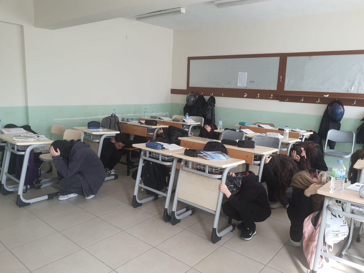 75Lisesi's tweet photo. Afet Risklerinin Azaltılması Günü dolayısıyla tahliye tatbikatımızı gerçekleştirdik.
#Yusuf_Tekin 
#Bilecikvaliliği 
#OsmaneliKaymakamlığı 
#Osmanelimem https://t.co/NGhWYPen32