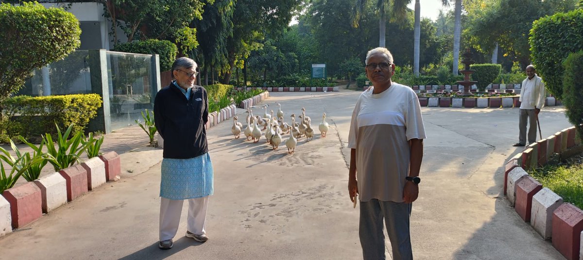 मेरे ग्वालियर दौरे पर #ITM यूनिवर्सिटी परिसर में गांधी-लोहिया विचारधारा के अग्रणी चिंतक व लेखक श्री अरुण त्रिपाठी जी से प्रेरक भेंट हुई।
उन्होंने“जनतंत्र की जड़ें”, 
“1974 व्यवस्था-परिवर्तन का आंदोलन और जेपी का सपना”पुस्तकें देकर हमें समृद्ध किया।
सादर नमन व हार्दिक आभार 🙏