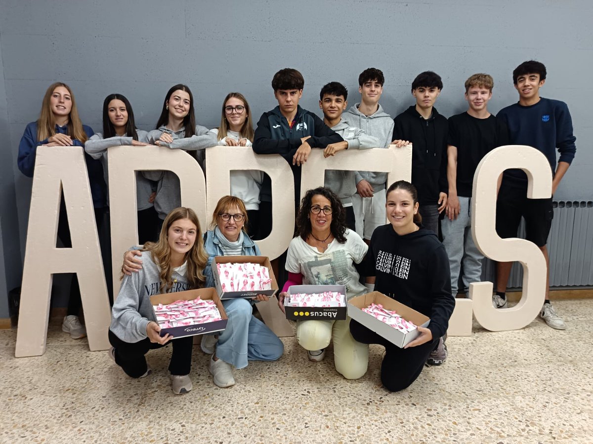 .<a href="/AssociacioFenix/">Associació FÈNIX</a> commemora divendres el Dia Mundial del Càncer de Mama repartint llaços de color rosa als equipaments públics de #Solsona <a href="/Solsona_cat/">Ajunt. de Solsona</a> <a href="/CCSolsones/">Consell Comarcal del Solsonès</a> <a href="/BiblioSolsona/">Biblioteca Solsona</a>. Els ha confeccionat un grup d'alumnes de l'<a href="/Escola_Arrels/">Escola Arrels</a>