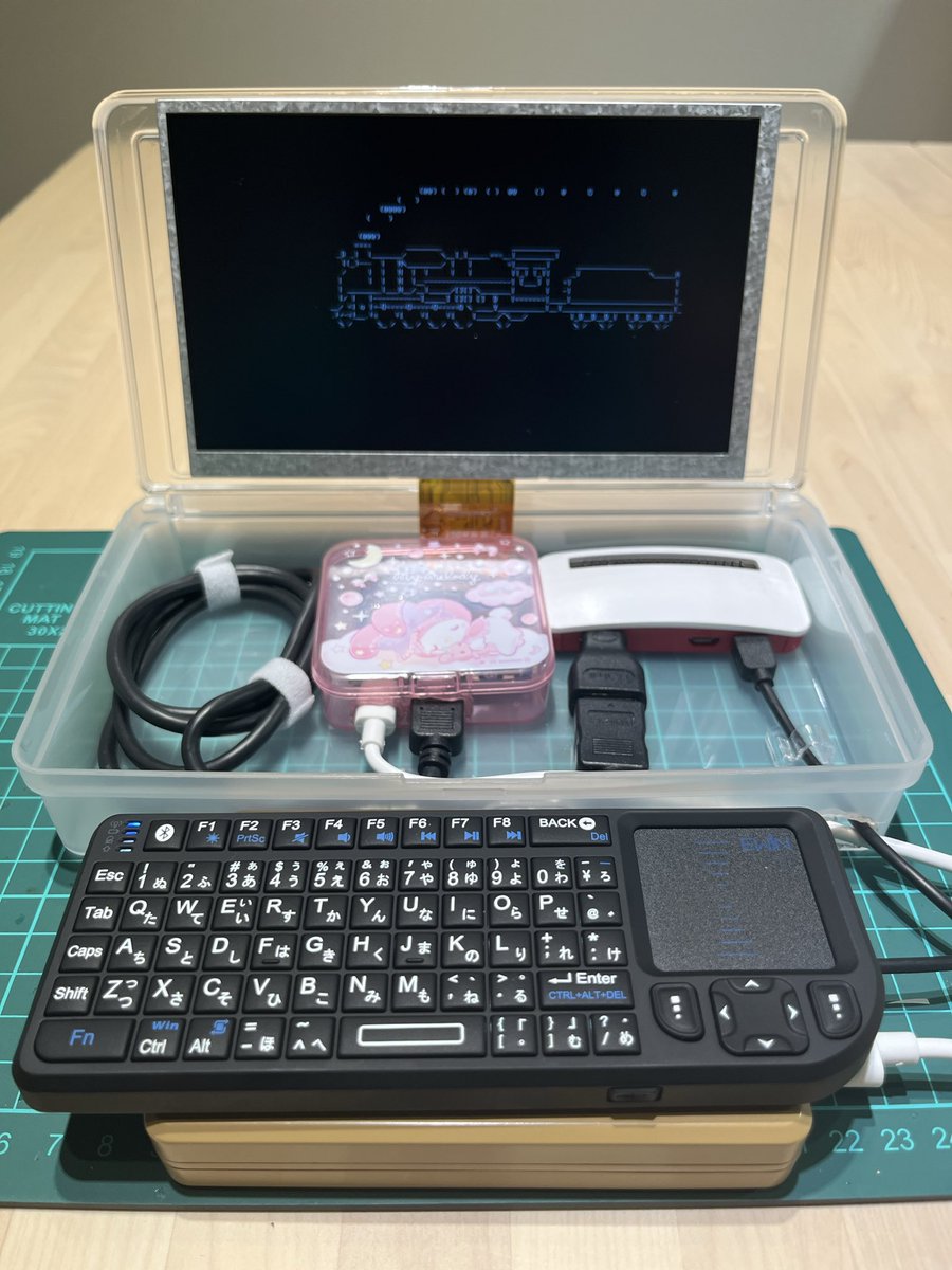 choco_py3's tweet image. ラズパイでミニミニノート(?)PCを作りました!
モバイルバッテリー接続なので持ち運べます💻
ポイントはセブンイレブンでチョコラBBを2本買うと貰えるサンリオのケースです🥰
ここからどうするかは考え中🤔