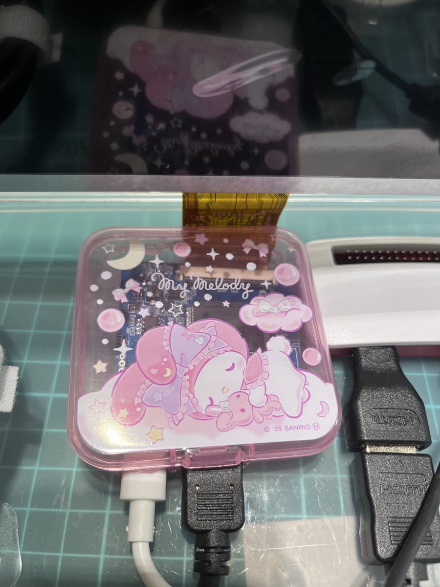 choco_py3's tweet image. ラズパイでミニミニノート(?)PCを作りました!
モバイルバッテリー接続なので持ち運べます💻
ポイントはセブンイレブンでチョコラBBを2本買うと貰えるサンリオのケースです🥰
ここからどうするかは考え中🤔