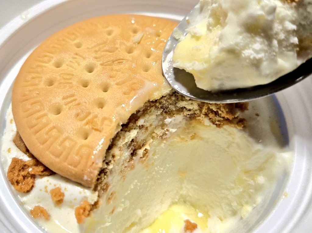 【砕 MARIE ホワイトチョコ】
購入価格158円 263kcal
4.5
しっとりほんのり甘く塩味のある
丸ごとMARIEのインパクトすごく
アイスの中にパリッパリッのホワイトチョコたっぷり
チョコバッキーの様な食感
下には練乳の様なソースがあり