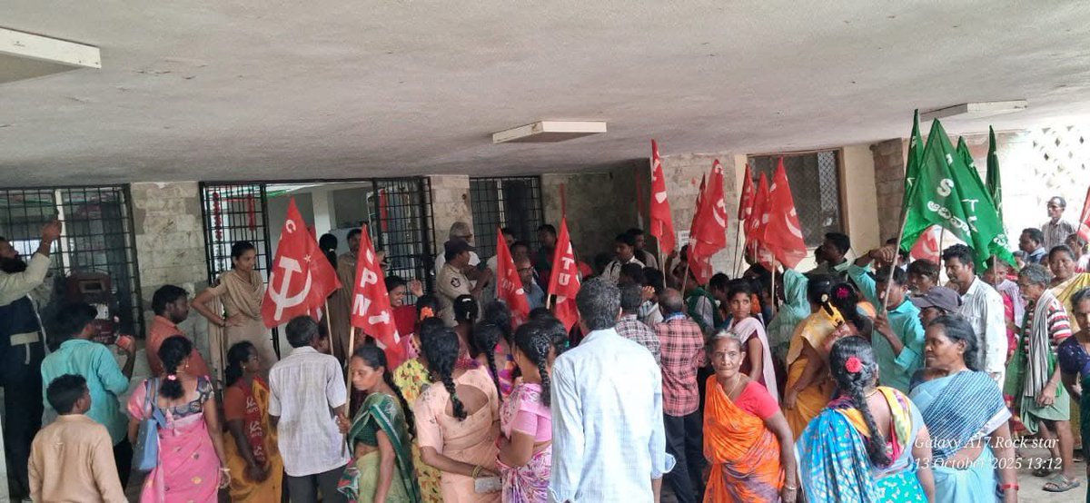 vsrcpm's tweet image. ధవళేశ్వరం పోలవరం ప్రాజెక్టు కార్యాలయం వద్ద జరుగుతున్న ధర్నా..
#vsrcpim #vsrcpm #vsrinivasaro #VSR #AndhraPradesh #dhavaleswaram #Polavaram #PolavaramProject #CPIMap #CPIM #CPM #NaraChandrababuNaidu #NimmalaRamaNaidu @ncbn @RamanaiduTDP