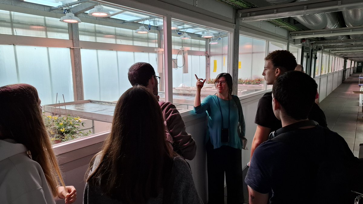 mcatanzaro's tweet photo. Con la clase de Periodismo Científico y de Salud de @UABBarcelona @uabcomunicacio visitamos el @cragenomica y aprendimos sobre CRISPR, melones que aguantan más, ley europea... y cómo es un centro de investigación de frontera por dentro. Atentos al report que saldrá en @UABmedia https://t.co/zD3wDSVbuG