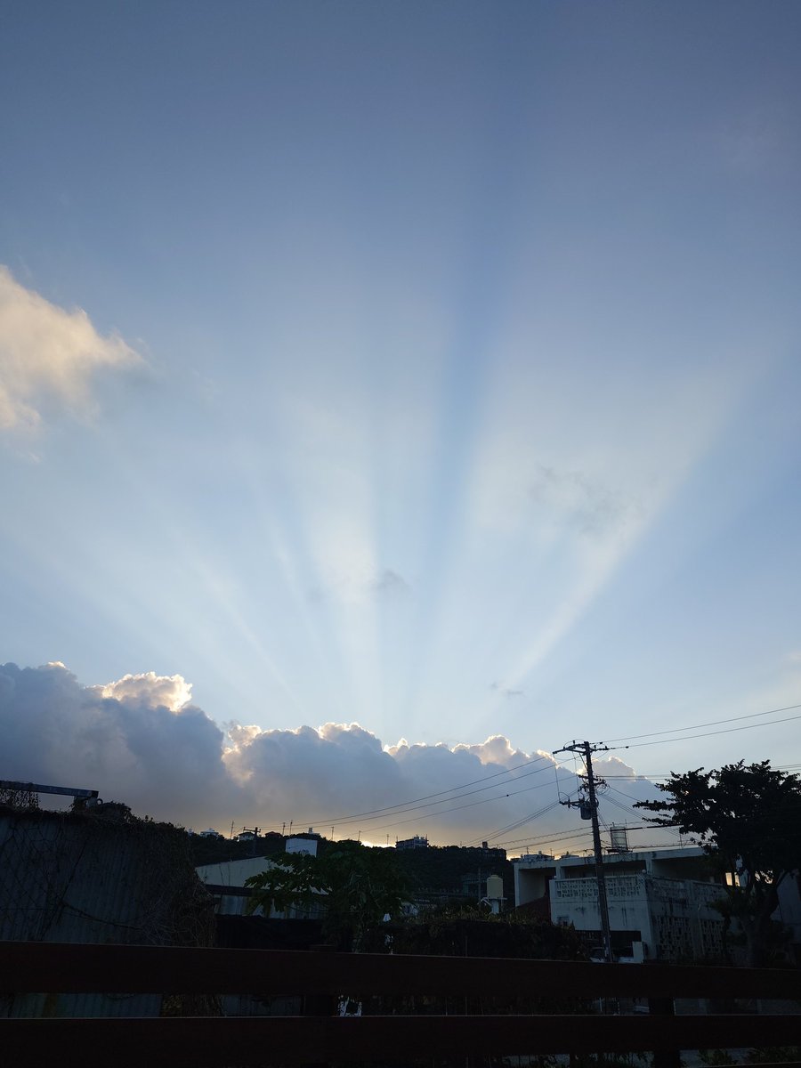 連休中は終日快晴☀
気温も30℃まで上がり夏日和でした🌡️
神々しい夕陽の光りを西に望み三連休が終わります🌇

#イマソラ