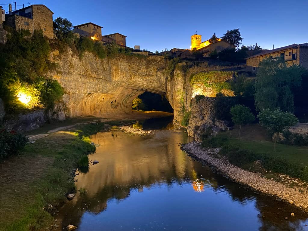Puentedey, un pueblo mágico del norte de Burgos rodeado de espectaculares paisajes naturales. yendoporlavida.com/puentedey-ruta…