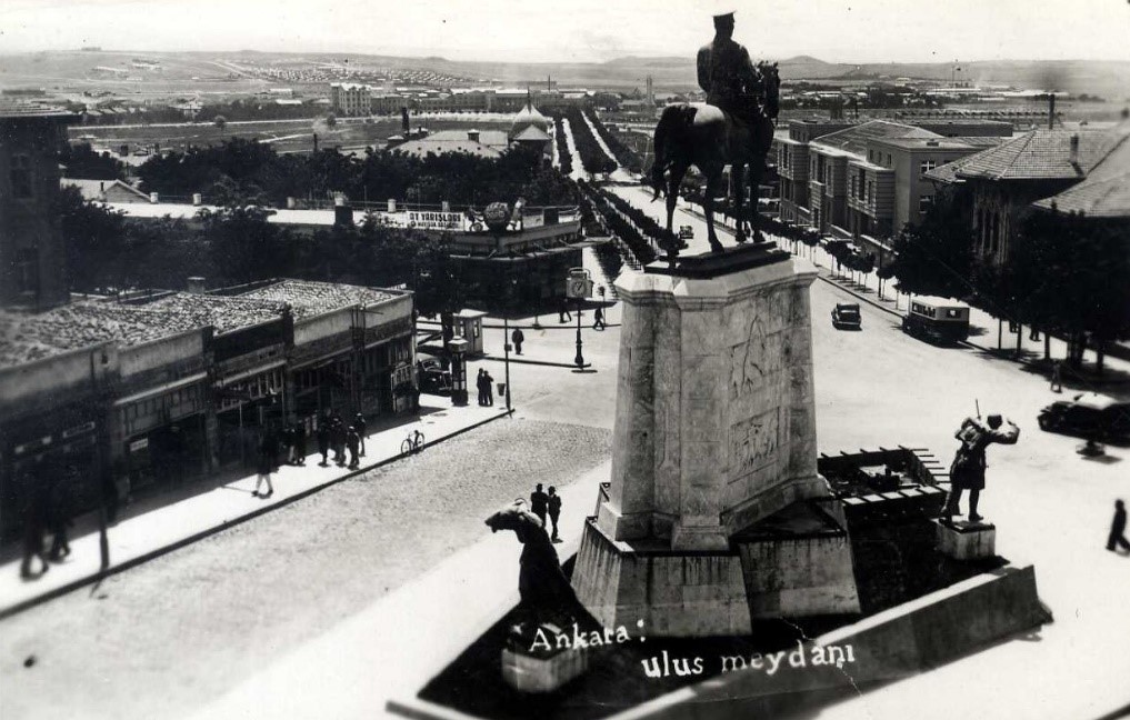 Ankara’nın başkent oluşu Mustafa Kemal Paşa’nın Samsun’a çıkışından başlayıp, Cumhuriyet’in ilanına kadar geçen büyük bir öykünün sonucudur. Bu önemli günün 102. Yıldönümünde başta Gazi Mustafa Kemal Atatürk olmak üzere aziz şehitlerimizi minnetle anıyor, saygılarımızı sunuyoruz.