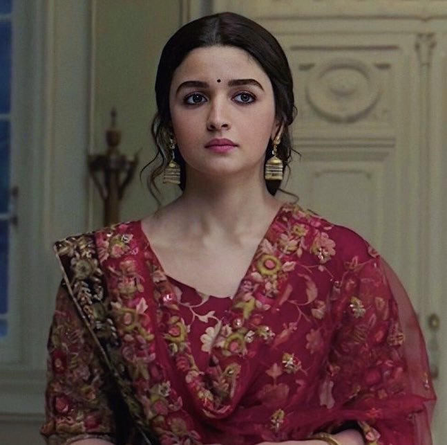 wakeupsahil_'s tweet image. Deepika Padukone vs Alia Bhatt
