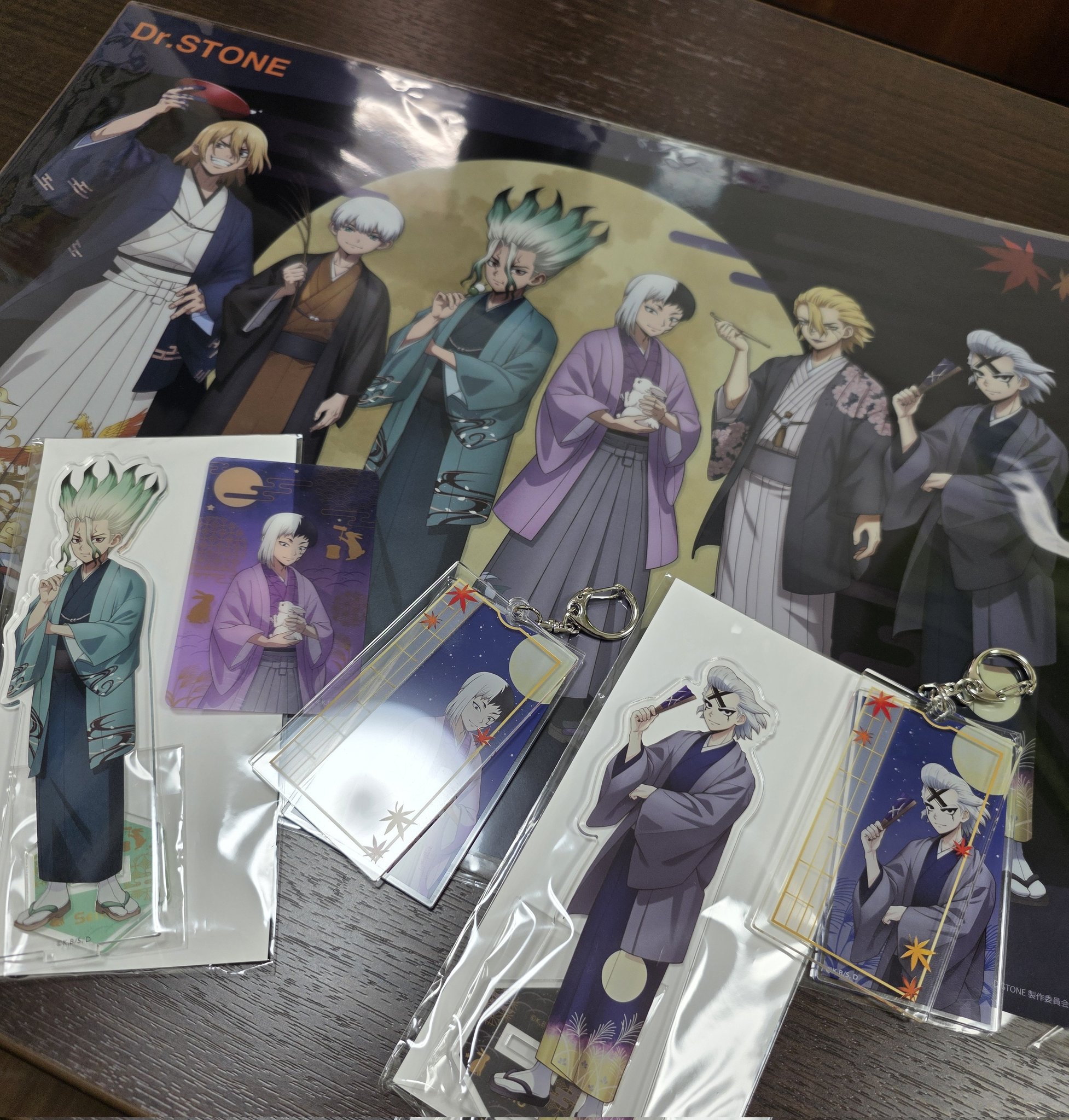 Dr.STONE　まねきねこコラボ Dr.STONE×まねきねこ」制服姿の限定イラストが登場！カラオケを