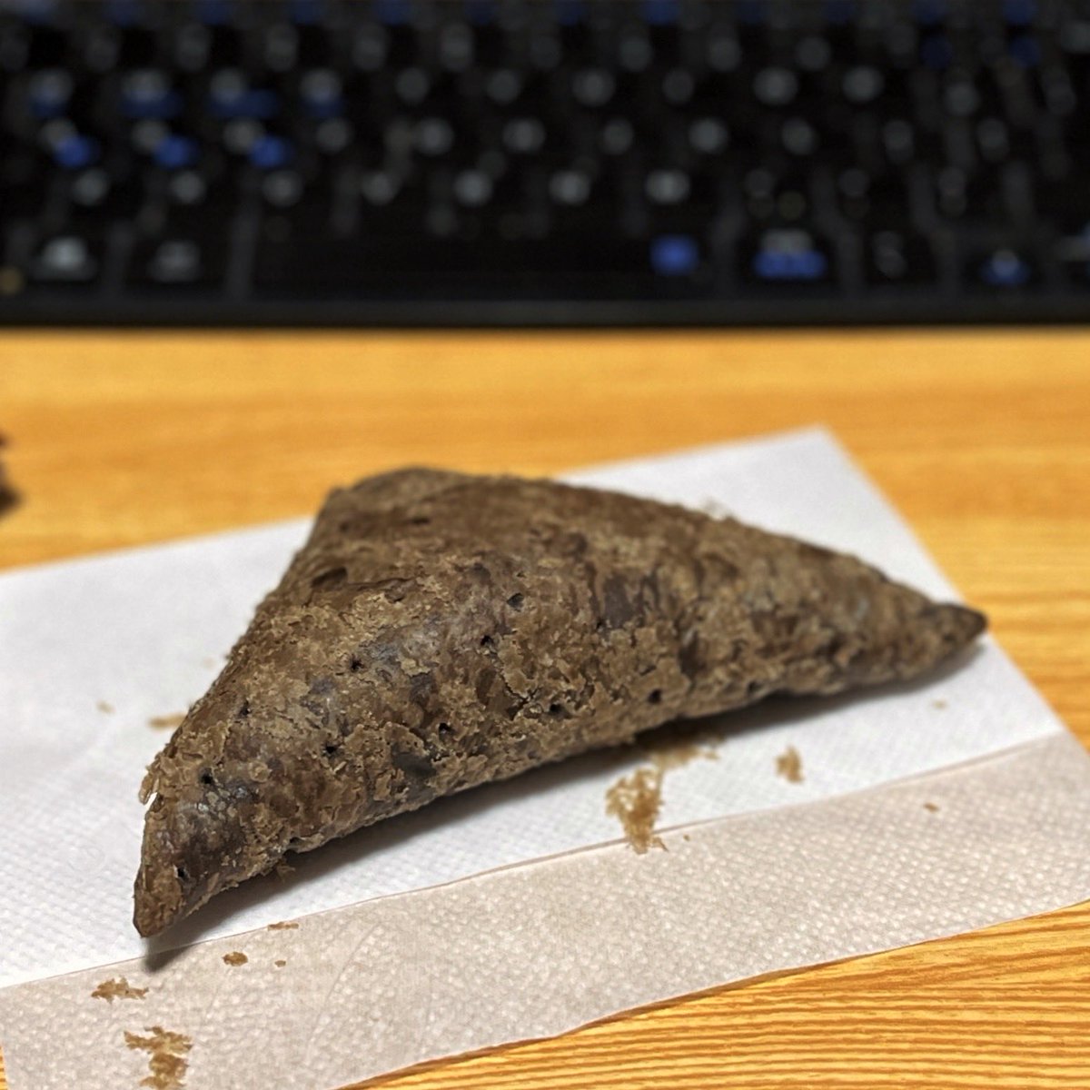昼ごはん食べすぎたところにヤバいおやつが届けられました。
#三角チョコパイ