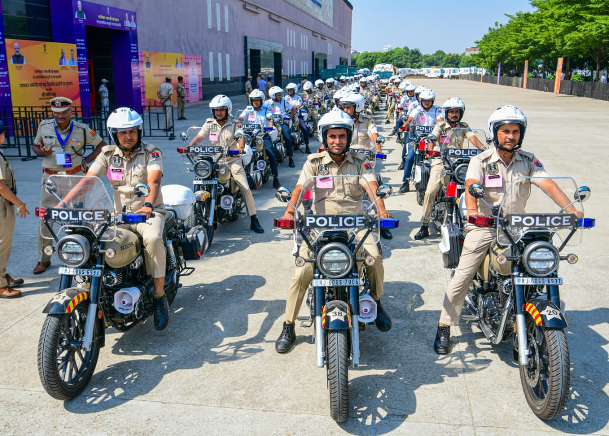 जयपुर स्थित JECC, सीतापुरा  में माननीय केंद्रीय गृह एवं सहकारिता मंत्री श्री <a href="/AmitShah/">Amit Shah</a> जी की गरिमामय उपस्थिति में एफ.एस.एल. के 56 अत्याधुनिक वाहनों तथा महिला सुरक्षा पेट्रोलिंग के लिए 100 स्कूटी और मोटरसाइकिल को हरी झंडी दिखाकर रवाना किया गया।

यह पहल राज्य में अपराध जांच प्रणाली