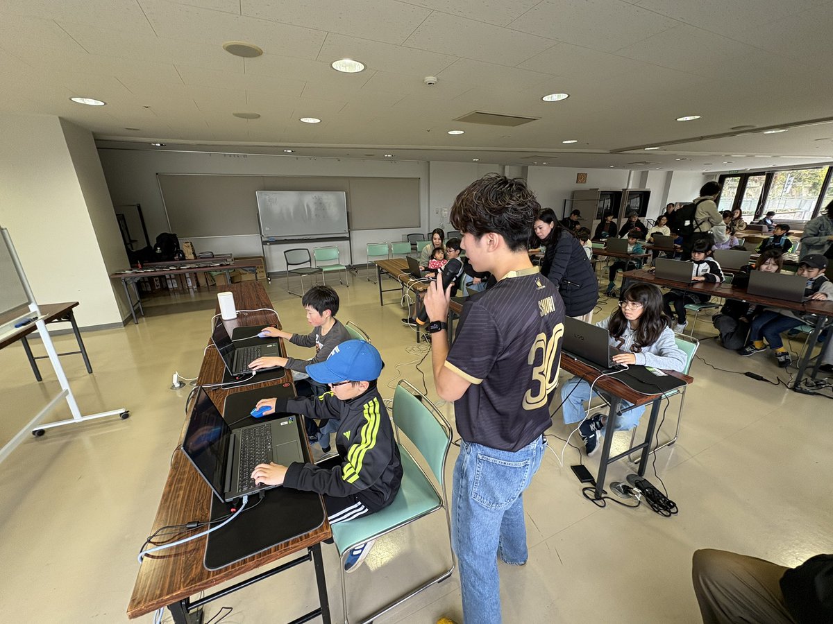 昨日、本日ご来場頂いた皆様誠にありがとうございました。2日間来てくださった方も多数いらっしゃいました。

<a href="/GENIUS_teamjp/">GENIUS e-sports 🚀</a> によるフォトナレッスンは午前中のうちに受付終了。
マイクラ体験コーナーも一時数十名にお待ち頂く大盛況でした。

#スポフェス