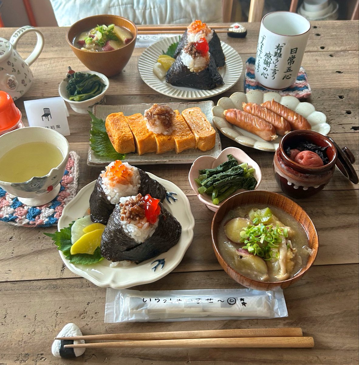 友達が遊びに来てくれたのでおにぎり会🍙 鮭いくらと、卵黄肉そぼろの