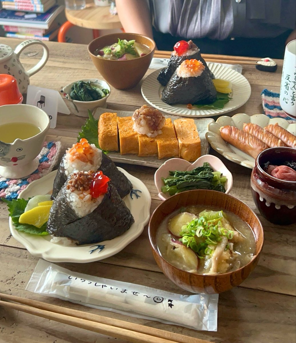 redbeanjam1210's tweet photo. 友達が遊びに来てくれたのでおにぎり会🍙
鮭いくらと、卵黄肉そぼろのおにぎりを作りました！美味しかった〜☺️ https://t.co/HyHkBi1T28