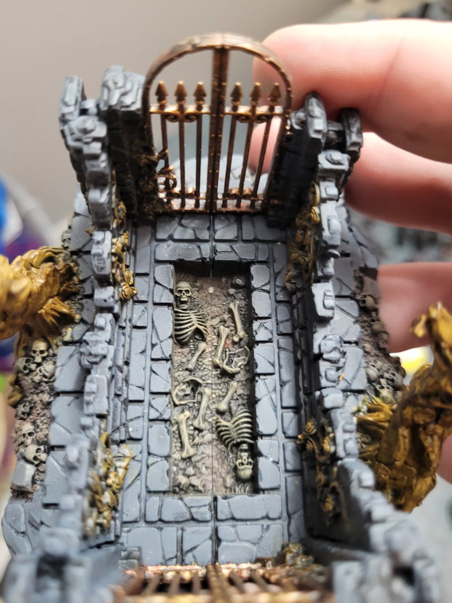 Finally got my Soulblight Gravelords terrain done.

#ageofsigmar
#paintingwarhammer
#soulblightgravelords