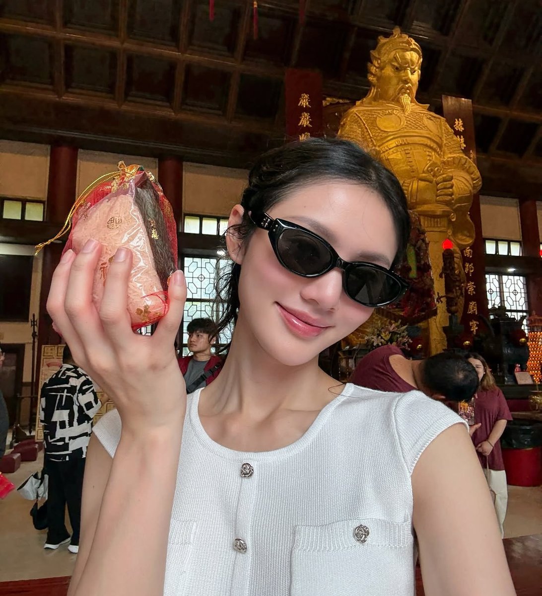 LMSY HK temple visit
Wishing LMSY 🐨🐰 health, happiness, and prosperity 🙏

#LMlookmhee #SonyaSaranphat 
#ลูกหมีซอนญ่า #LMSY