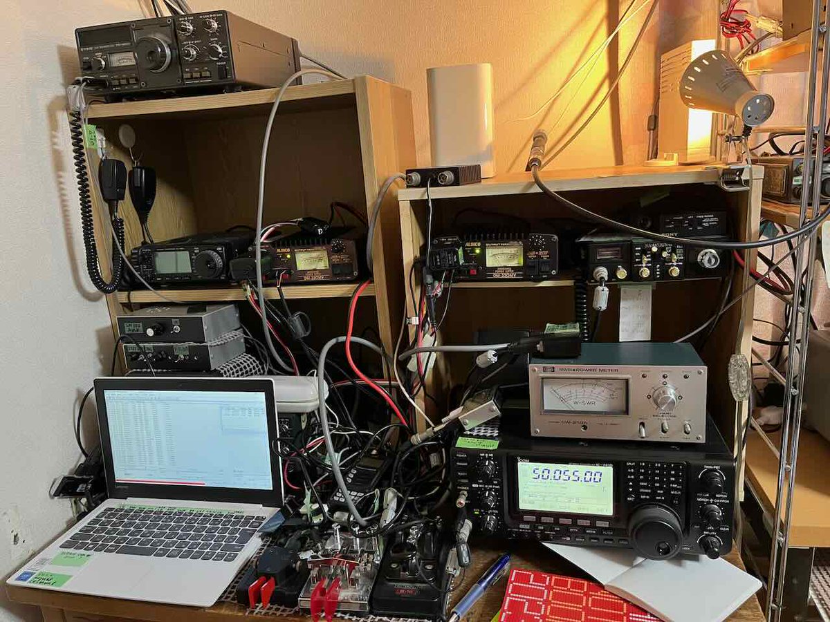 lc575able's tweet image. 本日は地元のアマチュア無線コンテストに参加しました。天気が良ければ移動運用するのですが、雨だったのでシャックでやりました。

アンテナはベランダの釣竿ロングワイヤー、リグはIC-7410、出力は50Wほどです。主に7MHz/CW/SSBです。V/Uでご近所さんとラグチューして終了しました。