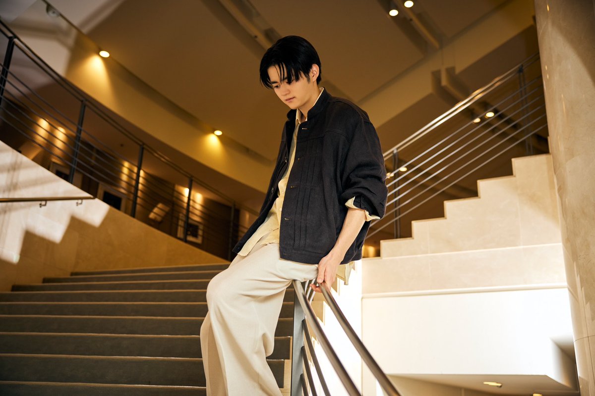 fast_japan_'s tweet photo. 鈴鹿央士のオフショットをお届け📸

満面の笑みと階段や手すりを使って楽しそうに見せる姿はさすがでした！！✨

⚠️チェキの応募は本日締切です！
まだの方はお急ぎください！

#FAST #鈴鹿央士 #リア王 
＠ouji_suzuka https://t.co/eO9SeuOBIR