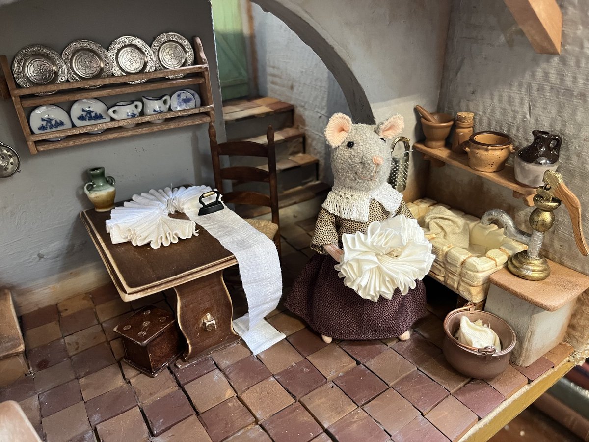 The Ruffle Mouse : een limited edition knuffel alleen verkrijgbaar in het Rijksmuseum. 17 oktober start de tentoonstelling “thuis in de 17e eeuw” decorstukken van mijn hand zijn daar ook te zien en kinderen kunnen zelf ook een Rijks-Muizenhuis maken