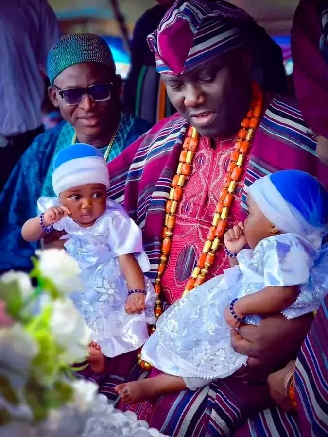 Aláàfin oyo, Oba Abímbọ́lá Owoade I, Iku Baba Yeye, carrying a set of beautiful twins at the "World Twins Festival" in Igboọra-Yoruba land, the ibarapa region of Oyo state.