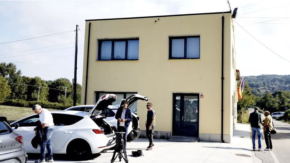 Antonio Gali es un depredador sexual y asesino con un historial de múltiples crímenes, entre ellos el asesinato de un hombre y dos #feminicidios: el de una niña de 11 años a la que agredió sexualmente y el de una mujer prostituida a la que estranguló. Ahora reside en una aldea de