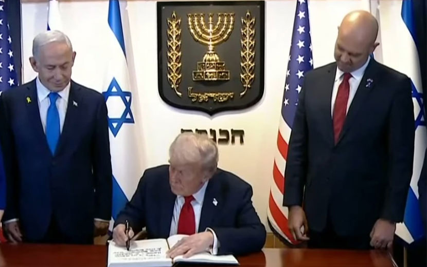 Soykırımcı, Soykırımın Ortağını Ağırlıyor

Soykırımın ortağı ABD Başkanı Donald Trump  ‘İsrail'de

Trump'ın açıklamalarından öne çıkanlar;

📌 Erdoğan barış çabasında büyük katkı sağladı
📌#Gazze'de savaş bitti, yakında her şey düzelecek
📌 Herkes barışın parçası olmak istiyor