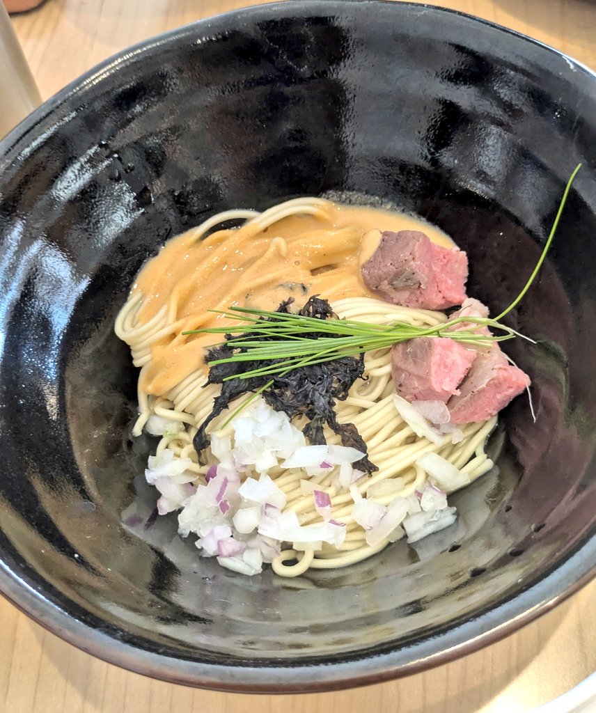 YLopwHmKN7bKAhb's tweet photo. 「七色の落書き」さん🫧34
※《10月》🍜1杯目
-----------------------------------
【合計：🍜448杯目】
-----------------------------------
 🐯🩳🦵：
・🍜1　　『熟成醤油そば』　
　　　　〜千の夜を越えて〜
・🍜1.5     『ウニの和え玉』
　　〜素材の味を守れるようにと〜
・🍚1　　『牛スタミナ丼』
　　〜牛肉それはこの世界で
　　　1番素敵な肉さ〜
・🥩1　黒樺牛のひと口ステーキ
嫁様👩　:
・🍜1　『熟成醤油そば』　
　　　　〜千の夜を越えて〜
-----------------------------------

・圧巻のビジュアル、
　未知の世界、とことん醤油に　
　酔いしれる‥あっきーさんは
　天才すぎる、凄すぎる✨
　マジで言葉が出ないほど
　本当に今日食べれてよかった🥹✨
　㊗️オープン１０００日おめでとう
　ございます✨🎉
　とても幸せです✨😭❤️