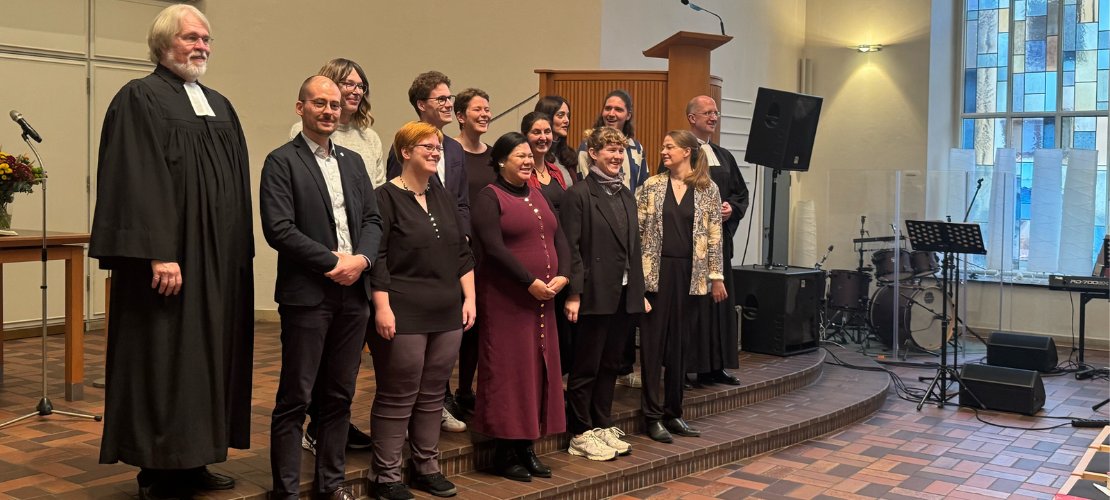 Frischer Wind für Gemeinden der Evangelischen Kirche im Rheinland: Zwölf Vikar*innen beginnen ihren Vorbereitungsdienst.
presse.ekir.de/presse/frische…