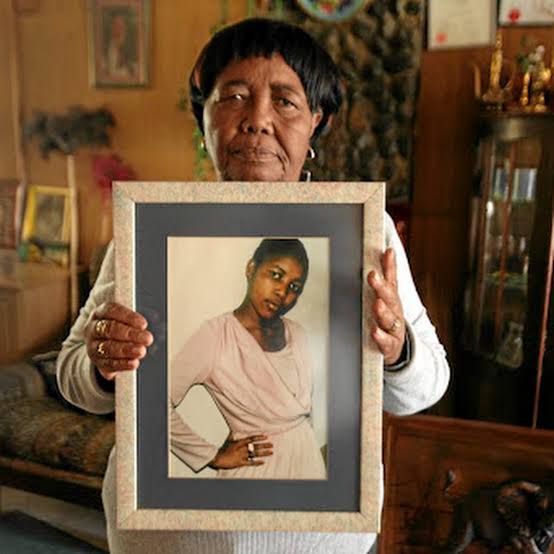 HistorySAZAR's tweet image. Grieving mother Sizakele Simelane with a portrait of her daughter Nokuthula Simelane (1960-1983), in Bethal, Mpumalanga. Simelane 'disappeared' in 1983. It was revealed that she was arrested & later tortured by numerous police operatives in Vlakplaas until she died. Photo by…