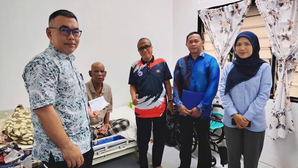 𝐏𝐄𝐍𝐘𝐄𝐑𝐀𝐇𝐀𝐍 𝐊𝐔𝐑𝐍𝐈𝐀𝐀𝐍 𝐃𝐘𝐀𝐌 𝐏𝐄𝐌𝐀𝐍𝐆𝐊𝐔 𝐒𝐔𝐋𝐓𝐀𝐍 𝐉𝐎𝐇𝐎𝐑 𝐁𝐀𝐆𝐈 𝐌𝐔𝐊𝐈𝐌 𝐓𝐄𝐁𝐑𝐀𝐔, 𝐃𝐀𝐄𝐑𝐀𝐇 𝐉𝐎𝐇𝐎𝐑 𝐁𝐀𝐇𝐑𝐔

Yang Berbahagia Tuan Mohd Masni bin Wakiman, Pegawai Daerah Johor Bahru telah menyempurnakan penyerahan kurniaan DYAM