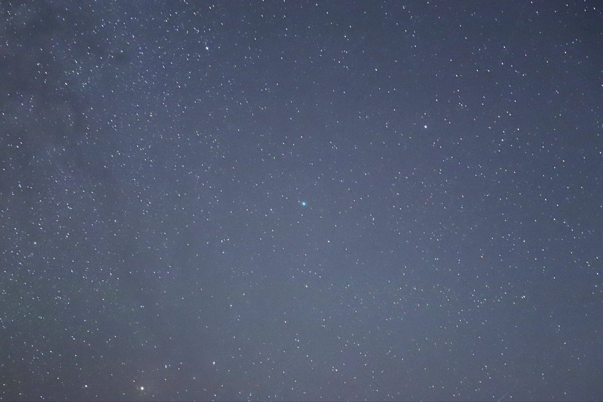 奄美大島南部で、スワン彗星を見ていました

こんなに景色の綺麗な場所で、この彗星を見られて、幸せな時間です
とにかく空が暗い！