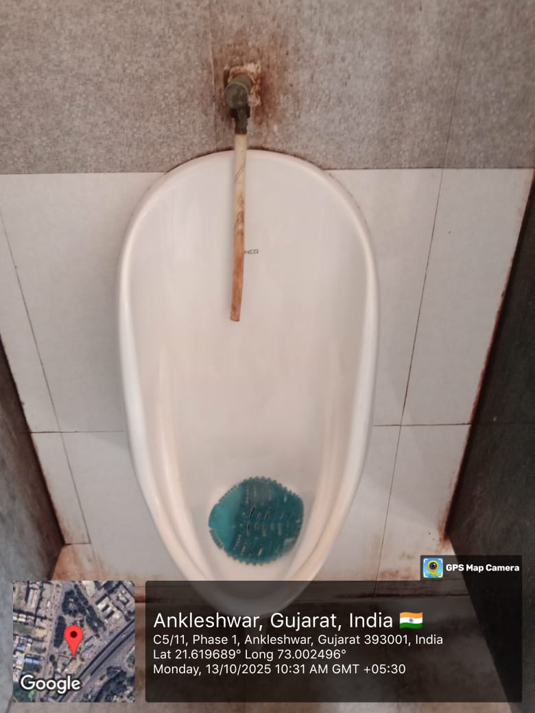 dmankleshwar's tweet photo. આજ રોજ "સ્વચ્છતા હી સેવા 2025" અંતર્ગત અંકલેશ્વર જીઆઇડીસી બસ સ્ટેશન ખાતે પાર્કિંગ એરીયા,પ્લેટફોર્મ એરીયા તથા જાહેર શૌચાલય ની સફાઈ કરવામાં આવી.#SHS2025
#Swachhotsav https://t.co/6eWPypDKVd